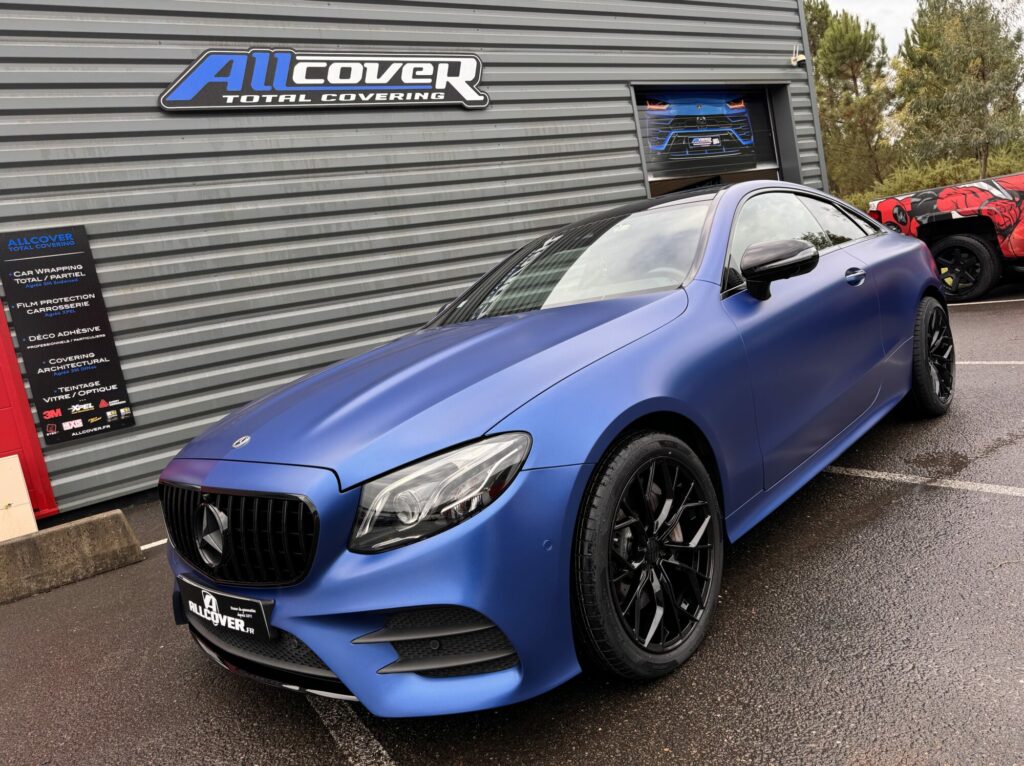 Mercedes Classe E coupé – Satin Dark Blue Metallic Avery Dennison